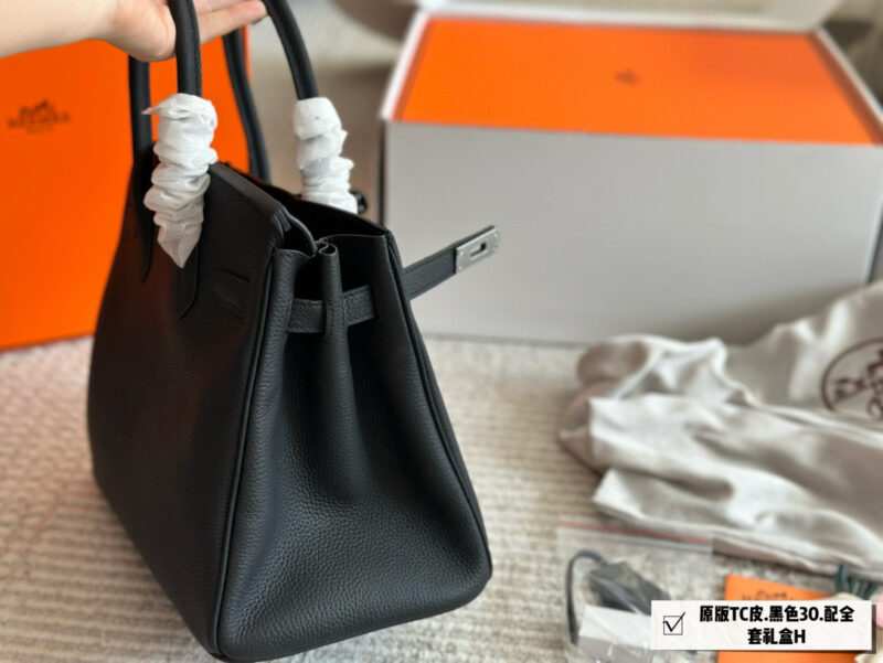 680c999e42.jpg 345 with folding box+airplane box
Size: 30cm upgraded version
Original quality ?
Original TC leather side panel steel seal code ??
The lock is made of copper, with a scarf and a flying horse pendant ??
The season for carrying platinum bags ...