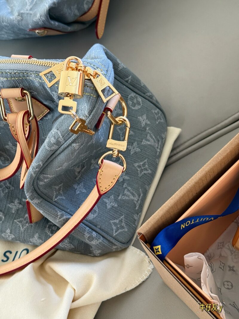 290 box upgrade version y
size：30*21cm
Come and take a look at L's Speedy30 pillow bag
Size 30cm is suitable for daily use and travel!
I really like this size
Very useful! Too cool!
This denim bag exudes a vintage atmosphere and is packed with UP!