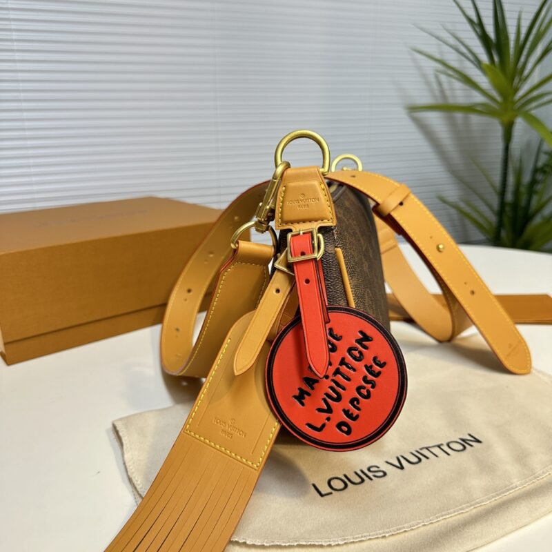 6852ca92b1.jpg 260 Purchasing Grade Duty Free Edition M11623 This Pochette Accessory XL handbag features a Monogram pattern on Monogram Dust canvas that has been tested over time, injecting a handsome atmosphere into the classic configuration originating from 1990....