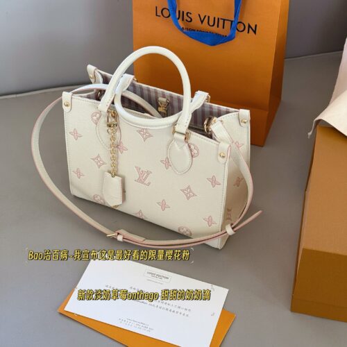240 with box 520
Size: 25 * 20cm (small)
Excellent quality, understand the goods ??
It's really too advanced!
New Light Milk Strawberry On the Go Tote Bag
Tote bags look really good~
Comes with a pendant that is perfect for little sweet girls to...