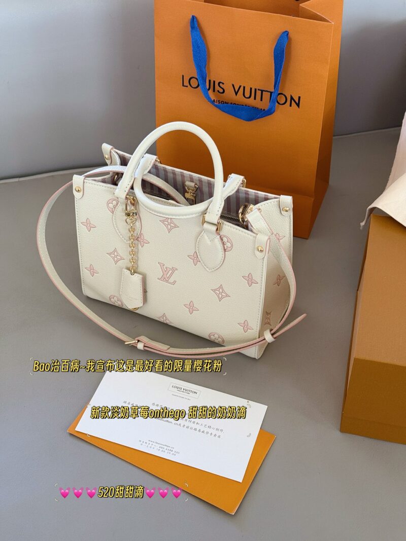 68678e88a5.jpg 240 with box 520
Size: 25 * 20cm (small)
Excellent quality, understand the goods ??
It's really too advanced!
New Light Milk Strawberry On the Go Tote Bag
Tote bags look really good~
Comes with a pendant that is perfect for little sweet girls to...