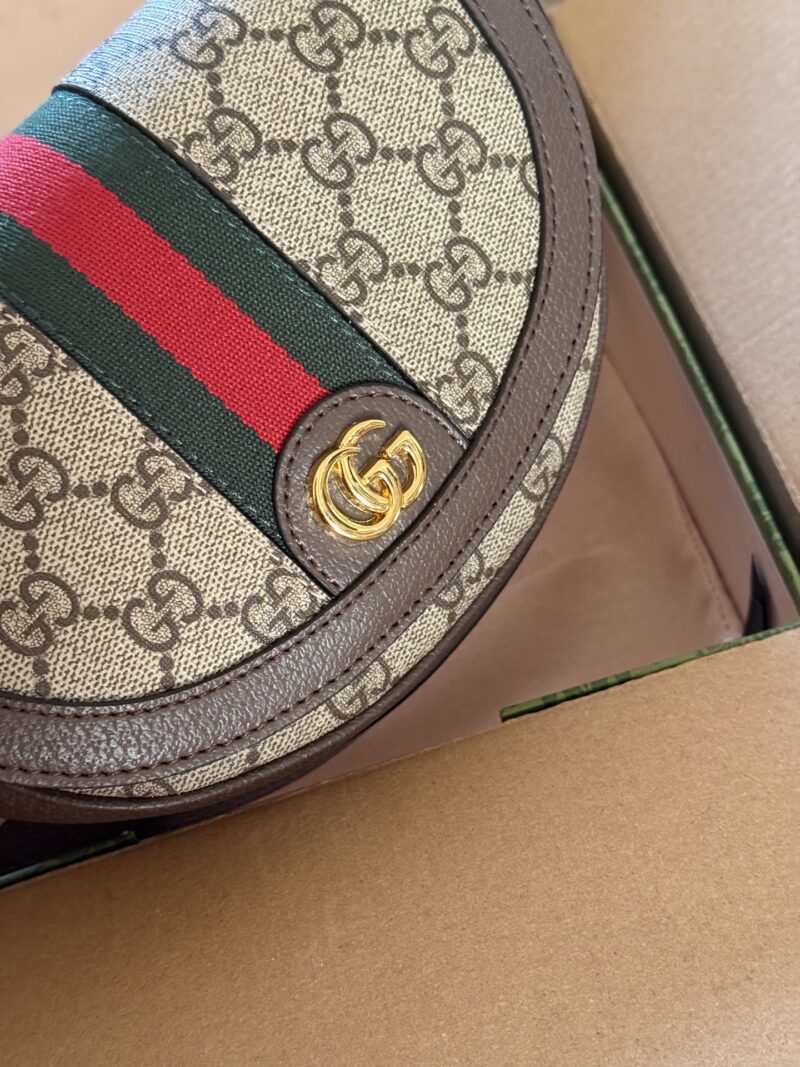 6873ee023c.jpg 210 box
Size: 20 (top width) * 4cm
GG ophilia 23ss saddle bag,
It's hard not to love after watching it
Inside the original hardware version!
The upper body effect is also amazing!