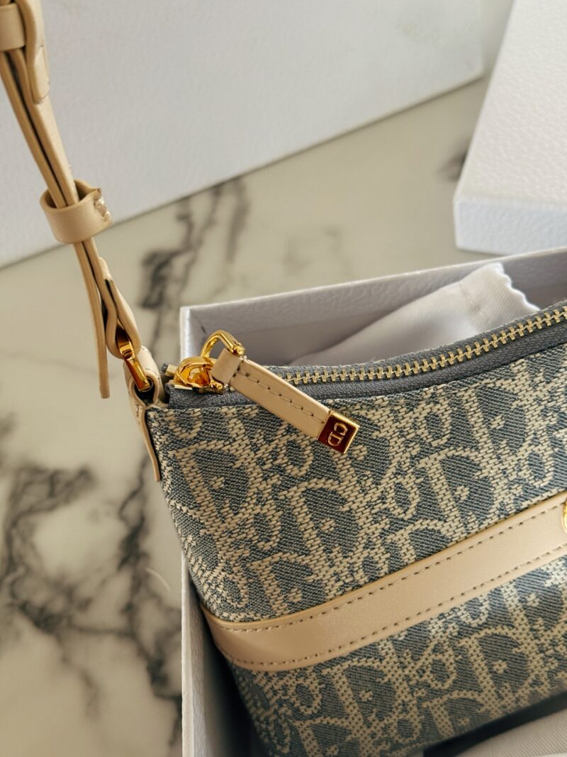 265 box
size：24*14cm
D's Super Cute Dumpling Bun Caro
Early spring armpit bag/hobo
Although it looks small
But installing Promax is no problem!
Lightly equipped and extremely elegant~Recommended by Lucy!