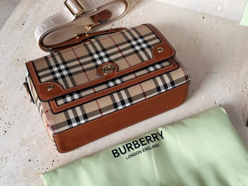 688b7d8e6b.jpg 225 boxes
size:25*18cm
Bur Classic Magog Postman Bag!
Comes with vintage temperament.
Canvas looks more textured and unique than full leather.