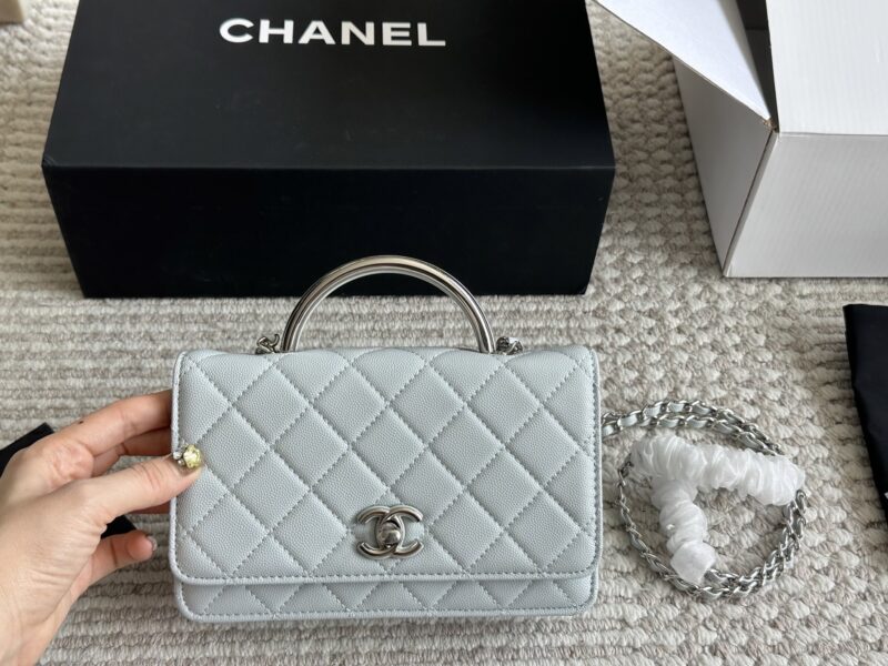 68919591d8.jpg 230 boxes (caviar cowhide ma)
size:20*13cm
Xiaoxiang Family Wealth Bag
New controller
The most aesthetically pleasing WoC/metal handle
You must arrange for yourself
The latest model of 25ss!