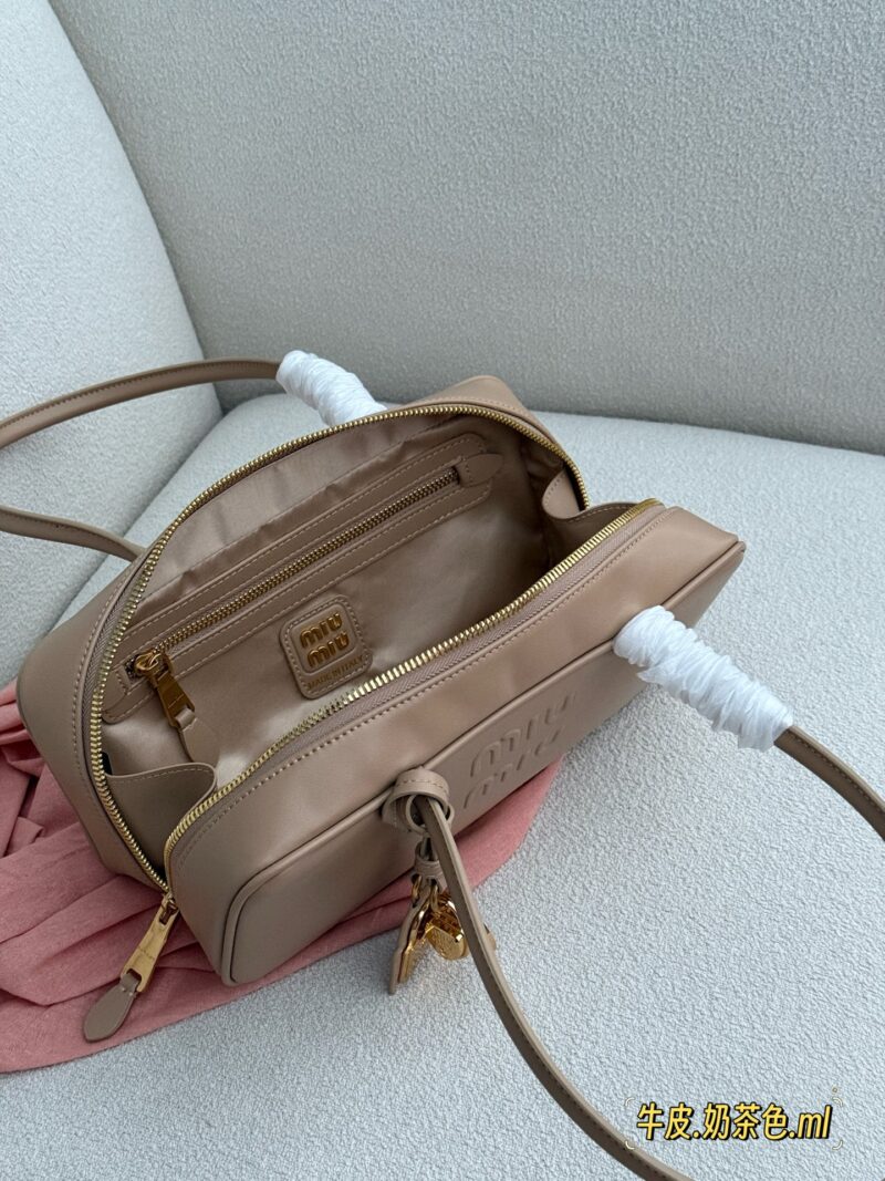 290 box cowhide (upgraded version)
Size: 28.5 * 4cm (large)
The new miumiu handbag has such a stunning appearance!
Bowling/briefcase/beau series
Small lock hardware accessories, shiny and shiny!
The sweetness of the bag is just right!
It's hard not t...