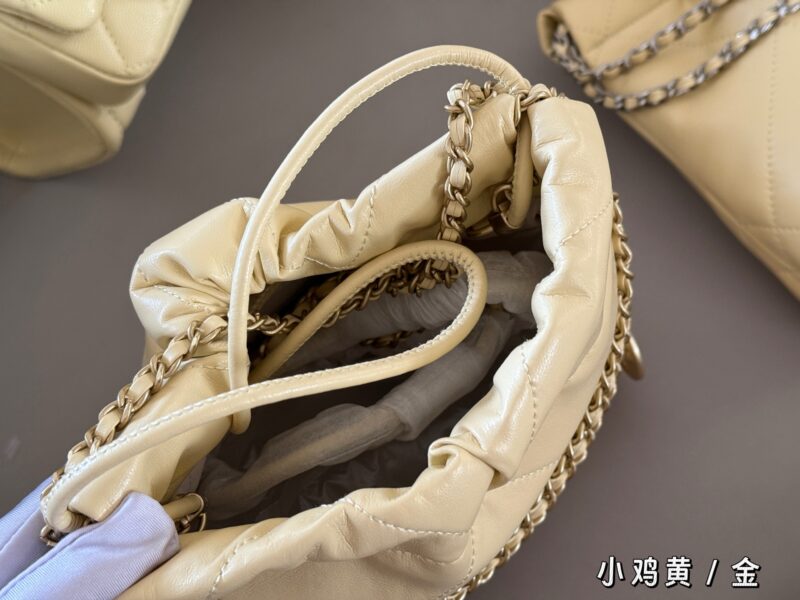 68a745dde9.jpg 225 boxes
Grandma Xiang's color is really amazing/stunning
size:20*20cm
Xiaoxiangjia Mini 22bag
The scaled down 22bag looks particularly cute and playful,
Still made of calf leather material,
Soft and lightweight!
Search for garbage bag mini