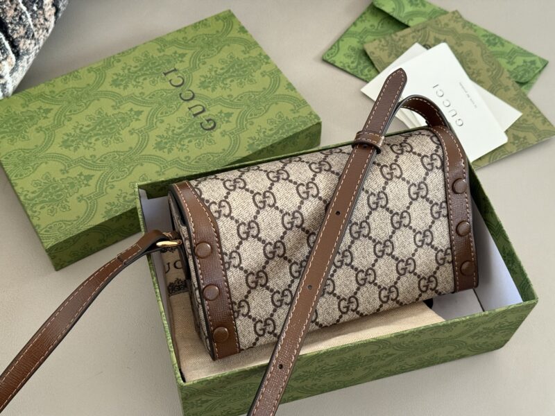 68bd556a73.jpg 200 boxes
size:19*12cm
GG 1955 new mini bag
Capacity is also acceptable
My god? It's so beautiful!
Classic color Gucci1955