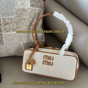 290 boxes
size：28*15cm
Miumiu bowling/briefcase/
Miu is here to steal money again! The new canvas briefcase is here!
It's nice to carry on your back
Can be carried by hand or carried diagonally!
The appearance is Princess Miumiu!