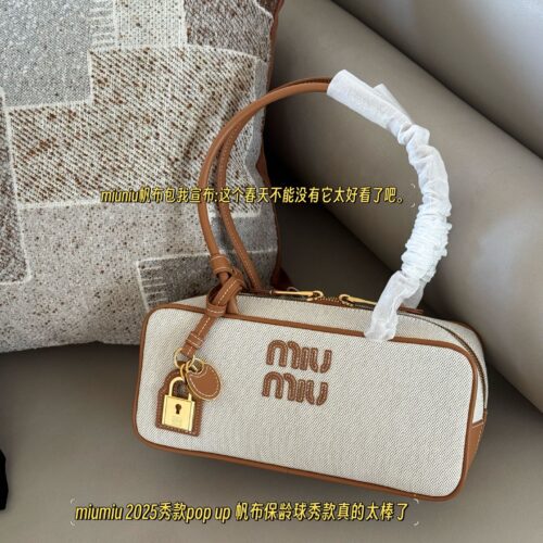 290 boxes
size：28*15cm
Miumiu bowling/briefcase/
Miu is here to steal money again! The new canvas briefcase is here!
It's nice to carry on your back
Can be carried by hand or carried diagonally!
The appearance is Princess Miumiu!