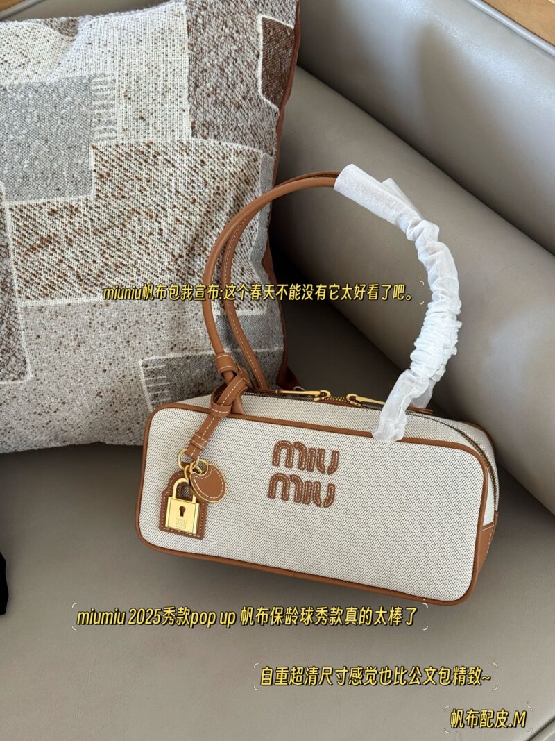 68c6bd4262.jpg 290 boxes
size:28*15cm
Miumiu bowling/briefcase/
Miu is here to steal money again! The new canvas briefcase is here!
It's nice to carry on your back
Can be carried by hand or carried diagonally!
The appearance is Princess Miumiu!
