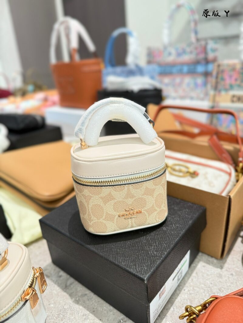 Actual delivery photo p245
Coach Coach's March New Product Ava Mini Waste Bag
#Coach has once again released a cute super small waste bag~Super O box bag, small body, big fashion, carrying attitude, carrying fashion.
Although the capacity is small, t...