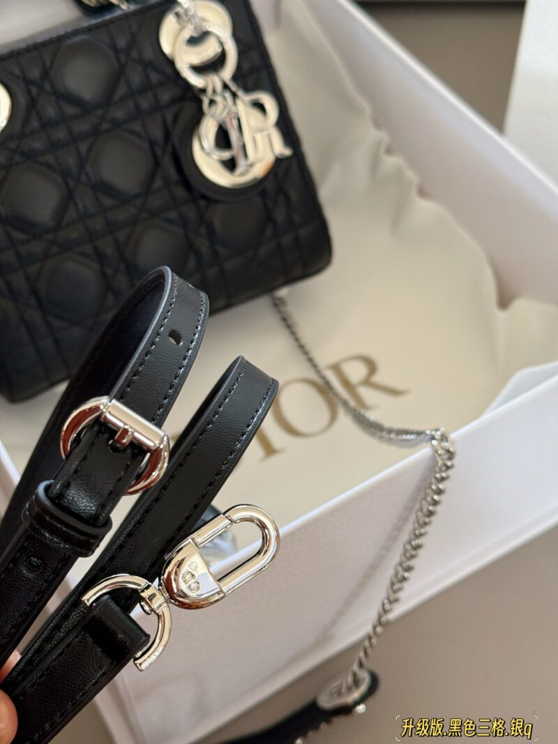 260 box upgrade version
Size: 17 * 15cm (three grids)
Dior handbag by Diana
D Family Princess Silver Button
It's very simple and elegant to hold in your hands and shoulders!
The milky sound makes one feel refreshed and happy
Very tender! It feels lik...