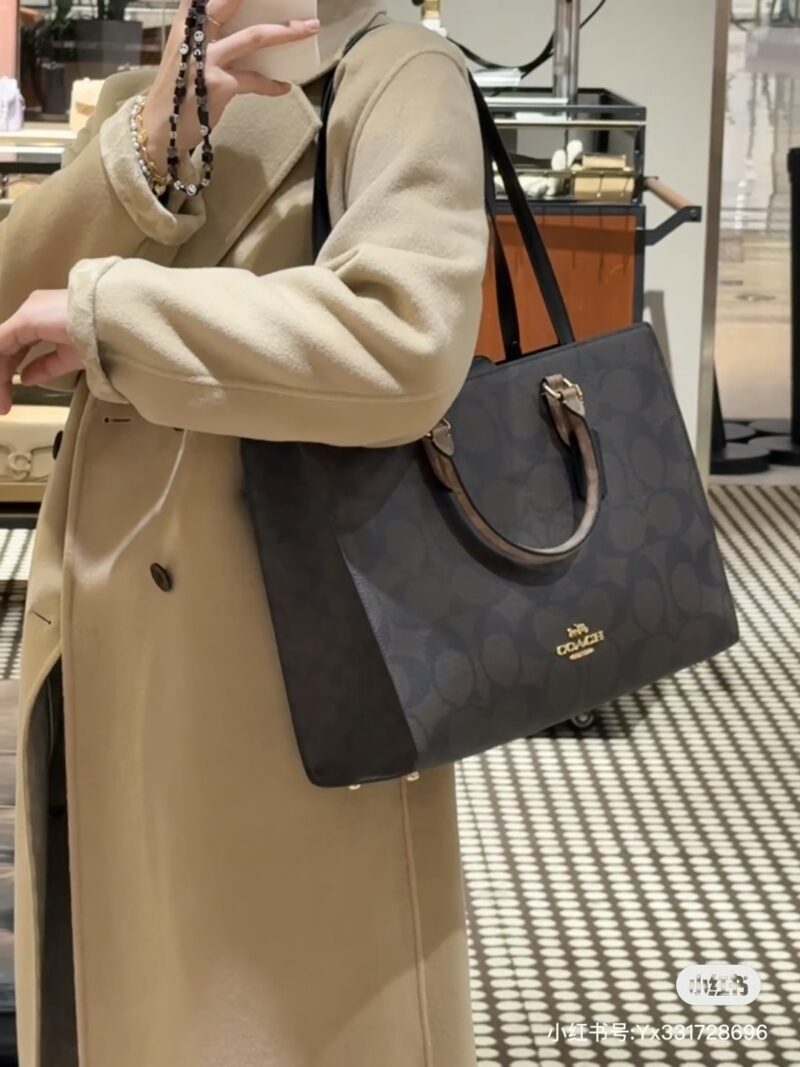Good looking and easy-to-use bag, Coach's new product for December, Maggie tote, warm winter outfit
Maggie Tote's simple appearance makes it easy to accommodate
Play with style and effortlessly switch styles