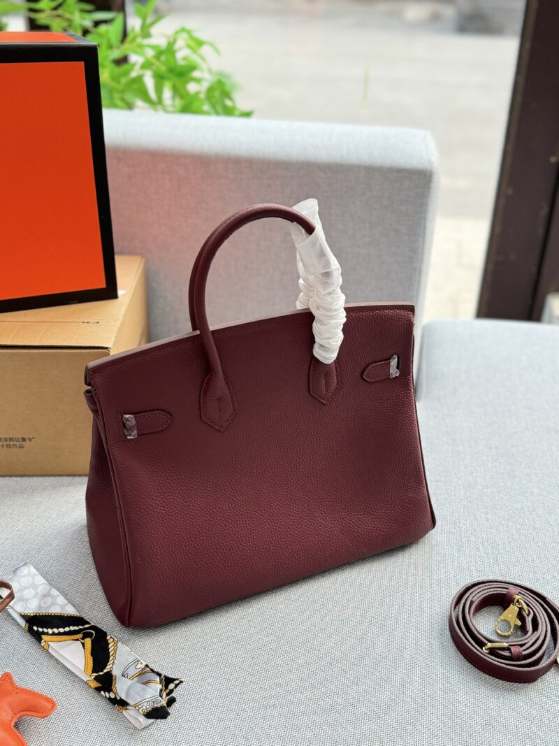 Complete gift box
size：30×22
Hermes Birkin 30 Platinum Bag Handbag
With just a flick of it when going out, one's temperament skyrockets
Simple and durable design
Exquisite, efficient, durable, can be installed and matched properly
Highly textured,...