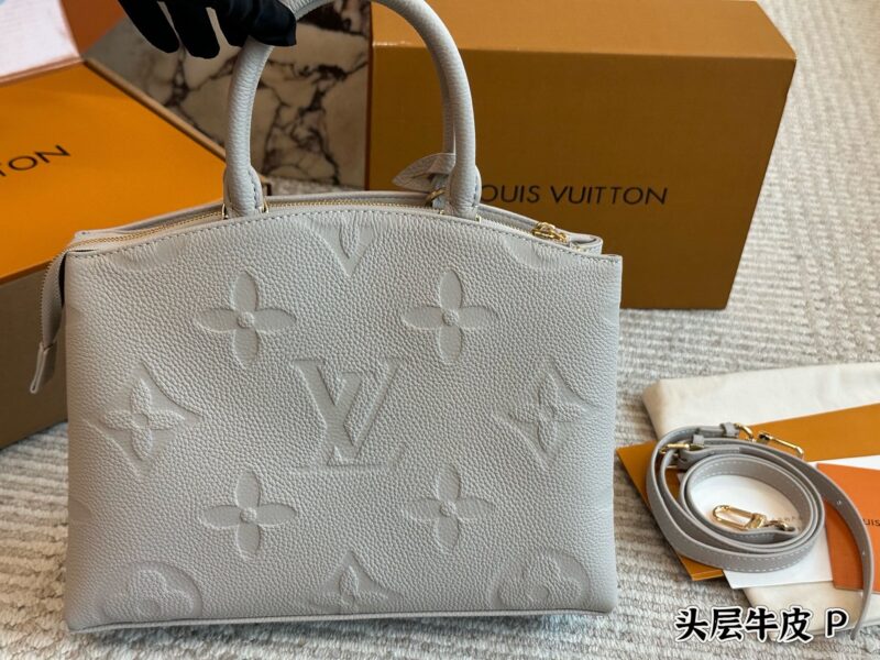 692a7c2737.jpg 350 cowhide
size:30 22 cm
L Family Classic Handbag
Commonly known as LV dumpling buns,
The most classic bag type!
This bag is durable and convenient, easy to pack and not afraid of wear, it's super worry free to use!
