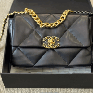Chanel 22mini Chicken Yellow
Chanel 22mini Chicken Yellow
Chanel garbage bag
Another popular color of this season,
Simple and comfortable colors
The small and cute lucky bag, combined with the color of chicken yellow, is particularly prominent
