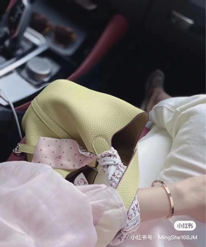 Chicken and yellow vegetable basket bag, soft and cute
This chicken yellow vegetable basket bag is really cute, refreshing, comfortable, and soft. It pairs well with scarves and small accessories to reduce aging and make it cute to carry.
It feels so...