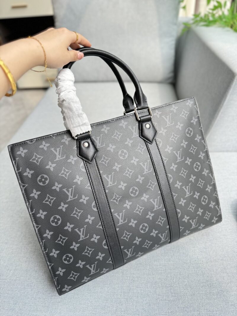 6972ec12aa.jpg Cowhide 345
size:39×30
LV antique music sheet bag tote bag shopping bag handbag briefcase
Steady and atmospheric, fashionable and elegant, the classic color scheme of black and gray highlights the brand's iconic style! The embellishment of the dar...
