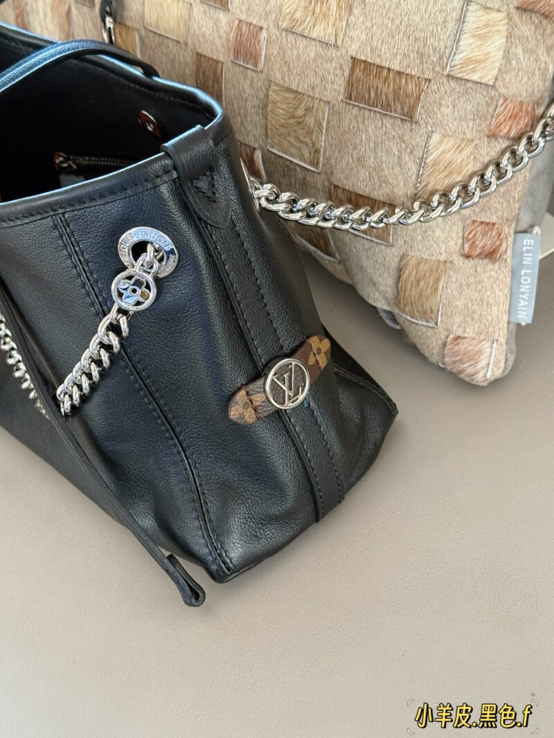 699a5605cb.jpg 340 box full leather
size:26*17cm
L's Carryall bb Black Warrior has finally arrived
Package body with sliding metal chain
More exquisite!
Relaxing feeling, the whole thing is so cool that I have no friends
