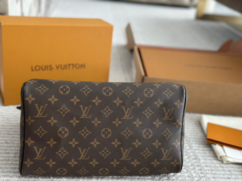 69b091f809.jpg 280 pairs of boxes
2024 new model size: 30cm
L Home SPEEDY30
Copy edition pillow bag
Original hardware (folded)
?? The new shoulder straps are really roaring and beautiful
Search for Lv pillow bag