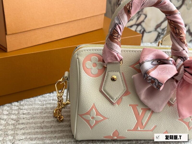 69ba6806eb.jpg 250 new model (with box)
size:20*14cm
L Home SS23 Speedy 20
Experience the joy of cherry blossom powder together~
Carrying a small bag, I really love it, love it~
?? Cherry Blossom
Search: Lv nano