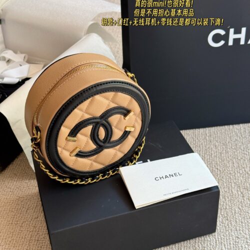 185 boxes
size：13*8cm
My Chanel small round cake
It's really mini! It looks great too!
But don't worry, basic items such as keys, lipstick, wireless headphones, and change can all be put in drops!