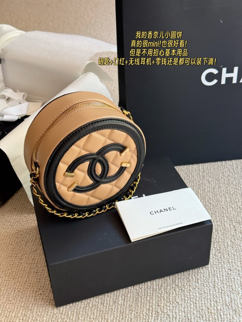 69d974e977.jpg 185 boxes
size:13*8cm
My Chanel small round cake
It's really mini! It looks great too!
But don't worry, basic items such as keys, lipstick, wireless headphones, and change can all be put in drops!