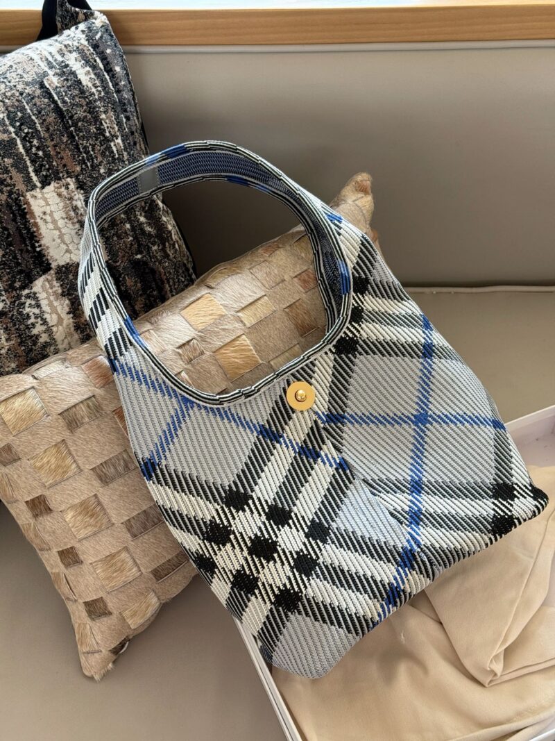 69f9d65608.jpg 260 without box
size:27*22cm
Share it quietly
Bur | hobo plaid armpit bag
The new product is so cute
Versatile, I really love it
Moss color/dark blue/