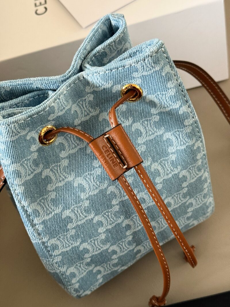 69fb8fb990.jpg 205 box
size:14*18cm
Celine denim bucket bag
Shallow denim is perfect for summer!
Super online appearance
Celine bucket bag is easier to carry on the back