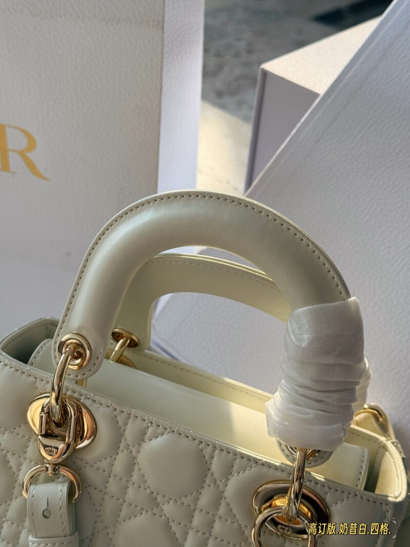 6a04835020.jpg 265 box
Size: 21cm (4 grids)
- Lady milkshake bag customized version returns!
D's consort, super eye-catching!
High end quality, free comparison of details,
Don't get too involved, dear!
Starting my summer with Dior Consort