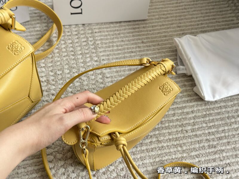 Box pairing
Size: 18 * 10cm (mini)
24 * 15cm (large size)
Loewe Geometry Package Puzzle
The special design of the controller adds a touch of craftsmanship to the puzzle
Who understands the beauty of this special version puzzle