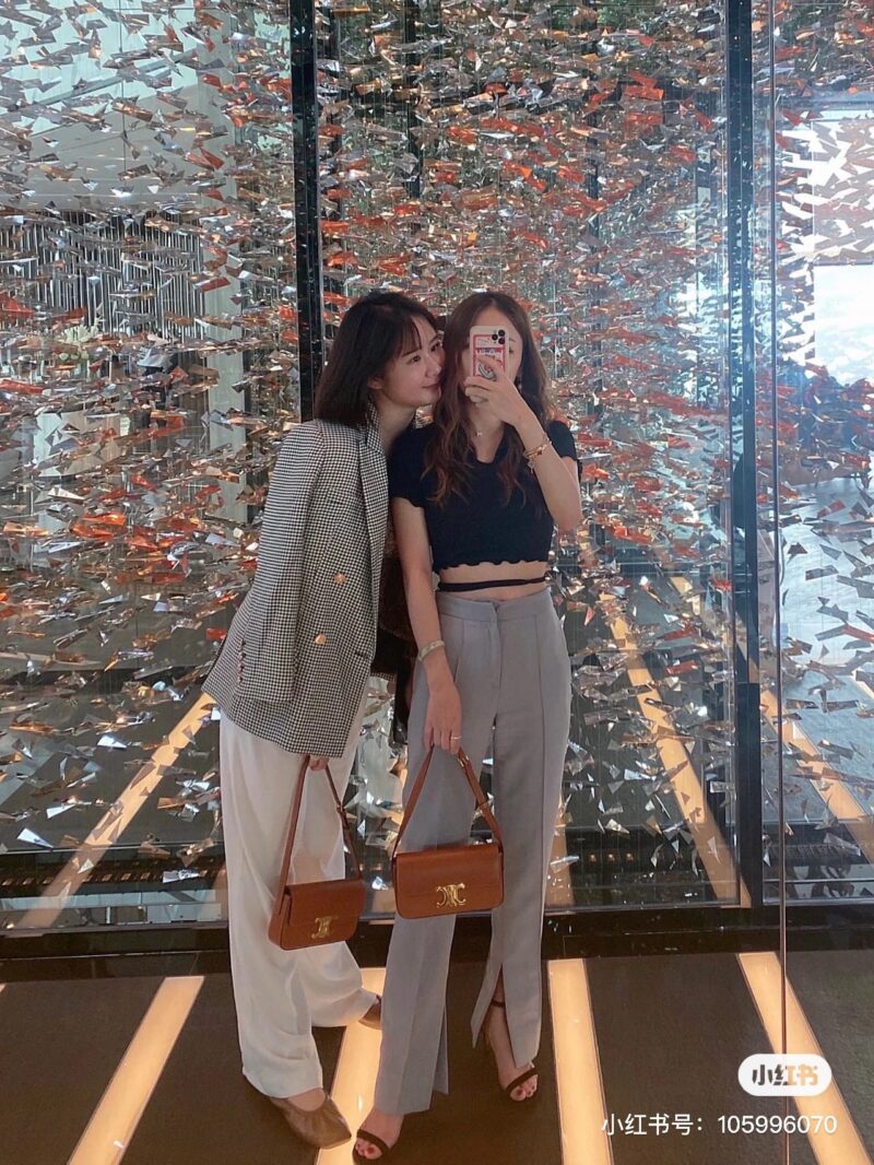 6a1f34240c.jpg Celine Arc de Triomphe Underarm Bag | Upper Body Picture
The long delayed upper body image is here+
To be honest, it's truly fragrant+
This is just for the sake of observation. When it comes to the small body, the capacity is actually quite large
Bas...