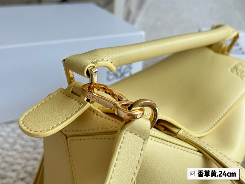 6a2161a98d.jpg 225 255 box
Size: 18 * 11cm (small size)
24 * 15cm (large size)
Loewe Geometry Package Puzzle
A very textured color,
Vanilla Yellow Puzzle Edge is very high-end!
?? Cowhide quality!
Completely hold on!