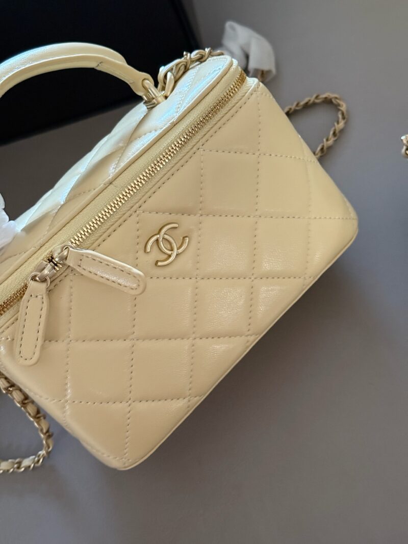 6a2c4fec3a.jpg 210 Pack
size:18*10cm
Xiaoxiangjia Handle Box Bag
Your upper body is full of immortal energy!
The smooth skin feels super comfortable to the touch
Crossarm/Handheld/
Summer chicken yellow/soft fufu drops super cute/