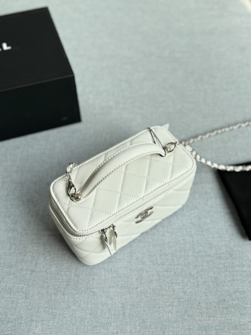 6a395591fb.jpg 200 complete gift boxes
size:18×10
CHANEL Thread Logo Makeup Box Makeup Bag Chain Bag Shoulder Cross Shoulder Handbag
Black Silver's wife is really beautiful!!!
The silver threaded double C logo is exquisite with a touch of coolness
Detachable cha...
