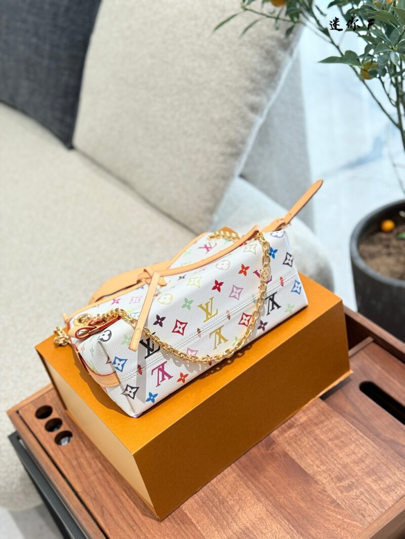 Color changing skin
It's definitely the next big hit
One of the main reasons why I like LV is because it is practical and durable in leather
The latest Carryall BB is still made of white tri colored leather, which is very, very soft and feels very go...