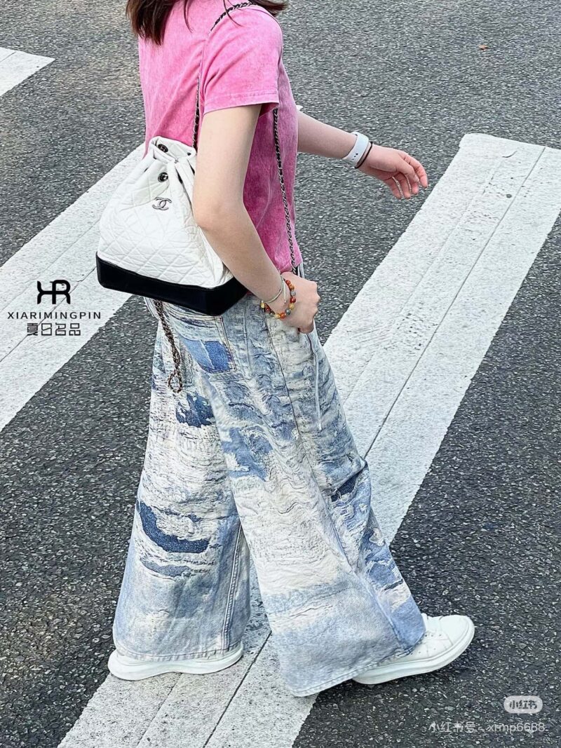 6a54ddf053.jpg Chanel's shoulder wandering is really popular!
Black and white color blocking is still difficult to buy
White exudes a gentle temperament, perfect for sweet salt sisters who are versatile in autumn and winter! To be honest, it's better to match than ...