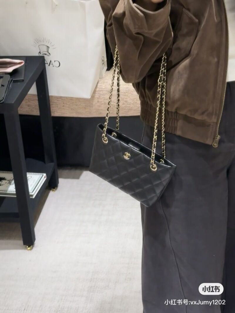 6a62dac9b7.jpg Chanel 25 mini tote bag is simple, versatile, timeless, and not a small waste bag. Highly recommended