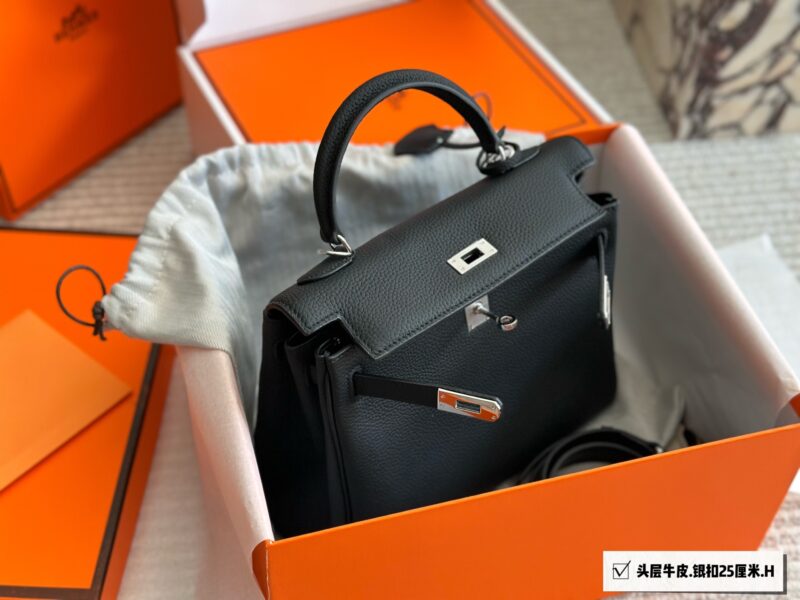 Full set packaging of top layer cowhide
Classic is Eternal 00 Hermes Kelly 25
Hermes Kelly 25 layer cowhide
The perfect fusion of black and gold, not only classic and versatile
It also reveals a low-key sense of luxury
Togo leather is soft and delica...