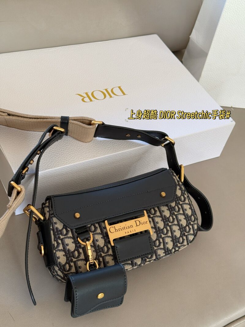6a9c1fbc07.jpg 340 box
size:24*14cm
Top up super cool DIOR Streetchic handbag
The large metal plaque design has a cool punk vibe from ancient times!
The wide shoulder straps are adjustable on both sides, allowing it to achieve multiple back styles