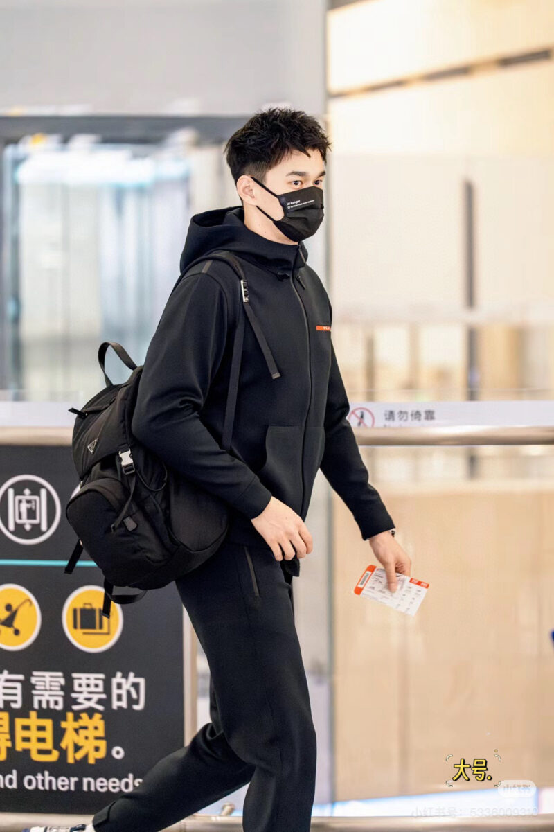 Dragging Brother Li with the same backpack, on my back I am a nobleman
