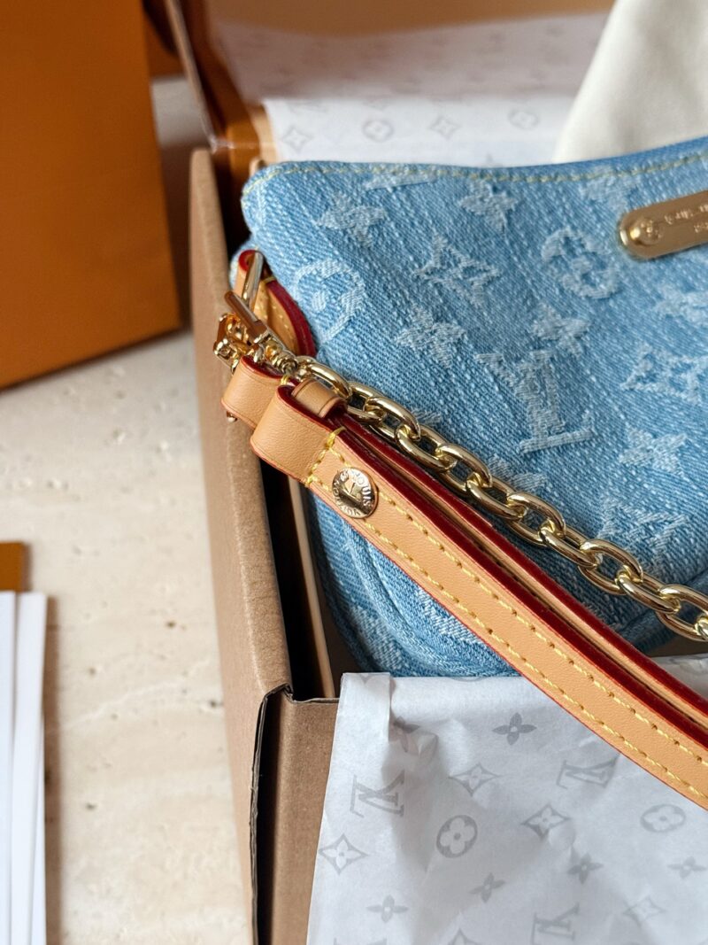 6aa90790b4.jpg 235 box
size:24.5*14cm
L's cowboy Danny has been bought by me!!!!
The light denim Danny bag feels great in summer!
Wearing a small vest in summer is just right, it can be slung diagonally!
I absolutely love it!!