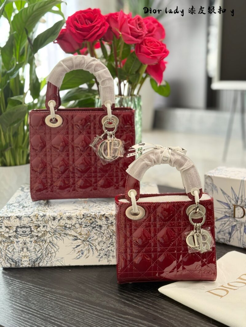6aaabb8792.jpg Dior Concubine Bag p264p269
Three grid 17 four grid 20 patent leather silver buckle
Imported calf leather with frosted deer skin pattern and velvet lining
Precision high-density electroplating hardware silver
Adjustable leather shoulder strap with te...
