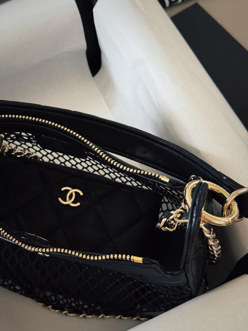 6aaf917da0.jpg 215235 (brooch) box
Size: Upper width 24 * 15cm
Xiaoxiangjia 25S fishing net bag
You can DIY it perfectly with the brooch! (( ?? The style of the brooch is fixed
It's too fragrant to love
There is also a small card bag inside, which can hold ...