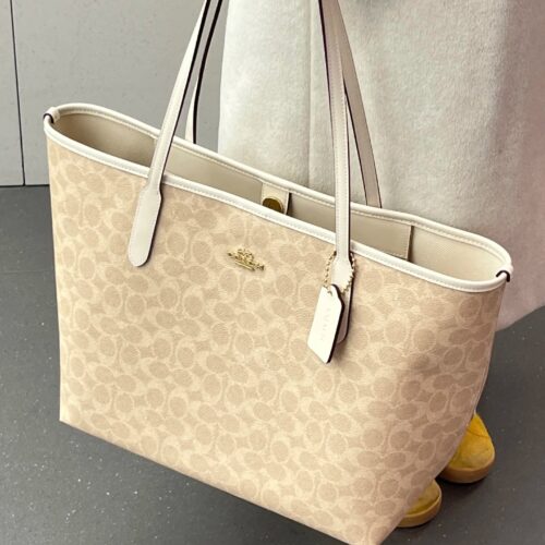 Coach Tote shopping bag
Coach's new tote shopping bag features a suction buckle design in the middle, classic PVC printed large capacity, and a zippered concealed pocket inside for storing items such as phones
