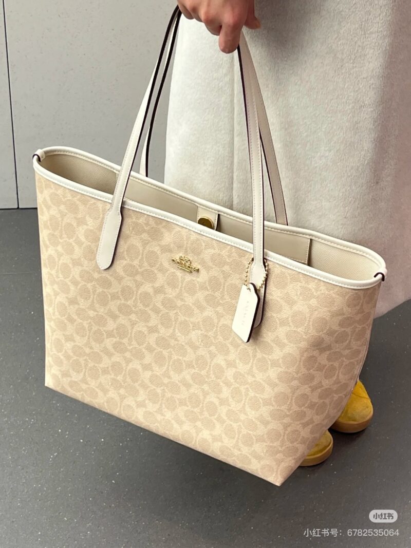 Coach Tote shopping bag
Coach's new tote shopping bag features a suction buckle design in the middle, classic PVC printed large capacity, and a zippered concealed pocket inside for storing items such as phones