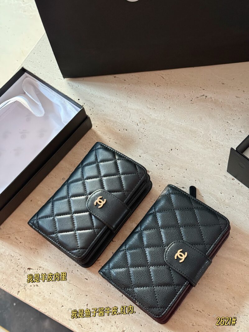 6ab07a0563.jpg 165 boxes
size:15.5*11cm
Xiaoxiangjia caviar cowhide/sheepskin medium long clip
Chanel Wallet
?? Full leather inside and outside!
?? top layer leather!
A daily change and card that is sufficient for going out!
The packaging is very high-end...