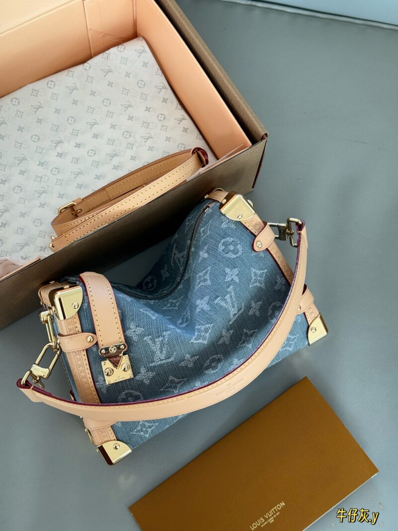 6acef76921.jpg 270 box upgrade version y
size:23*16cm
Ljia 25trunk Rocket New Bag
Sidetrunk washed denim!!
This season's sailing series is all great!
√ Cowboy blue is gentle and versatile
Super Western style upupupup
Search Lv Soft Box (Box)