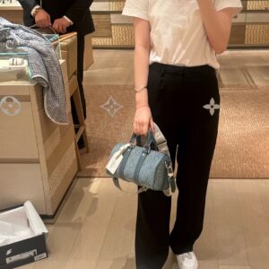 Cowboy Keepall25, I Love It
Expected to be a big hit this year
Comes with hanging tags and wide shoulder straps
Cowboy Keepall25 w
Both men and women can carry someone or not
The capacity is great! !
Lv's new denim pillow bag
Handheld and can be slu...